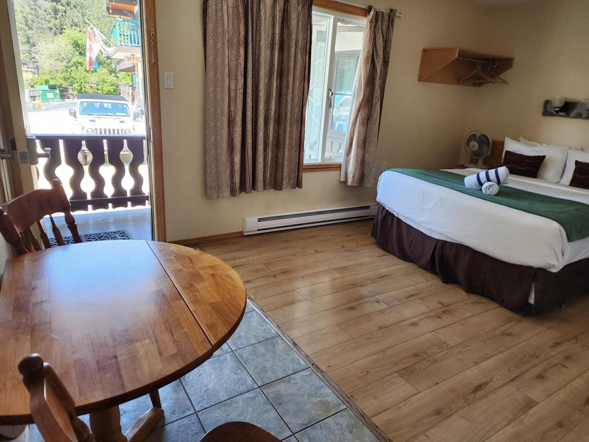 Motel Tyrol Radium Hot Springs Bagian luar foto
