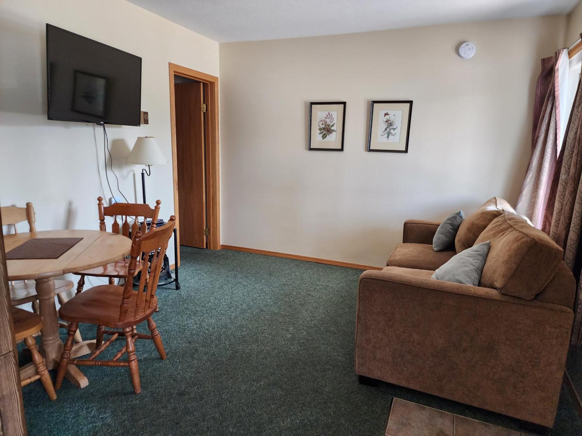 Motel Tyrol Radium Hot Springs Bagian luar foto
