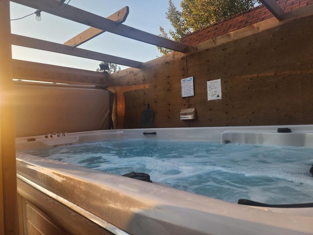 Motel Tyrol Radium Hot Springs Bagian luar foto