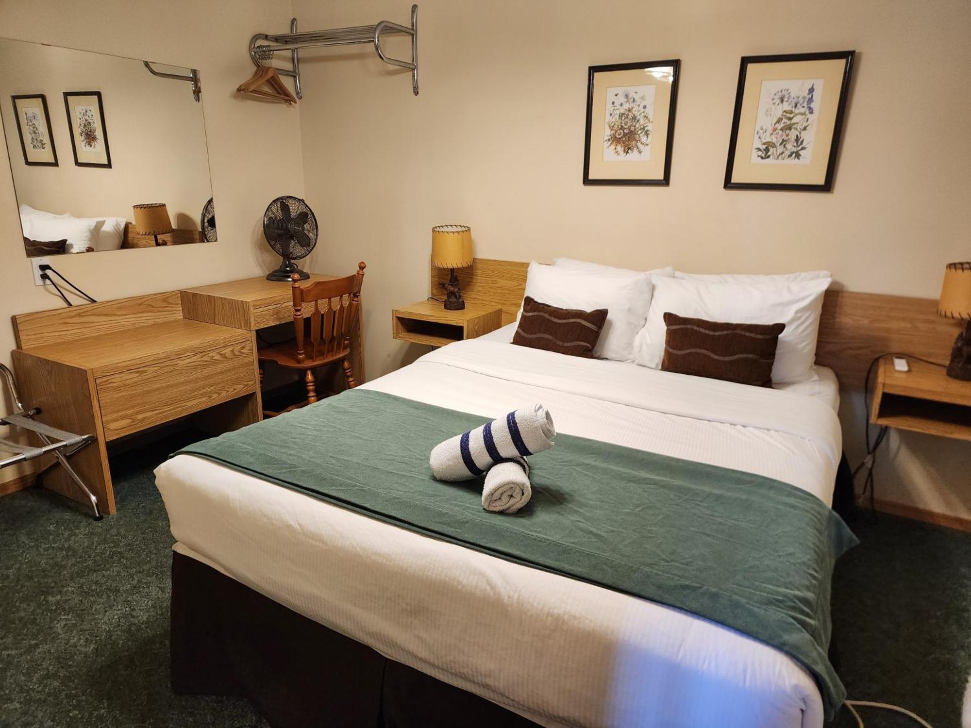 Motel Tyrol Radium Hot Springs Bagian luar foto