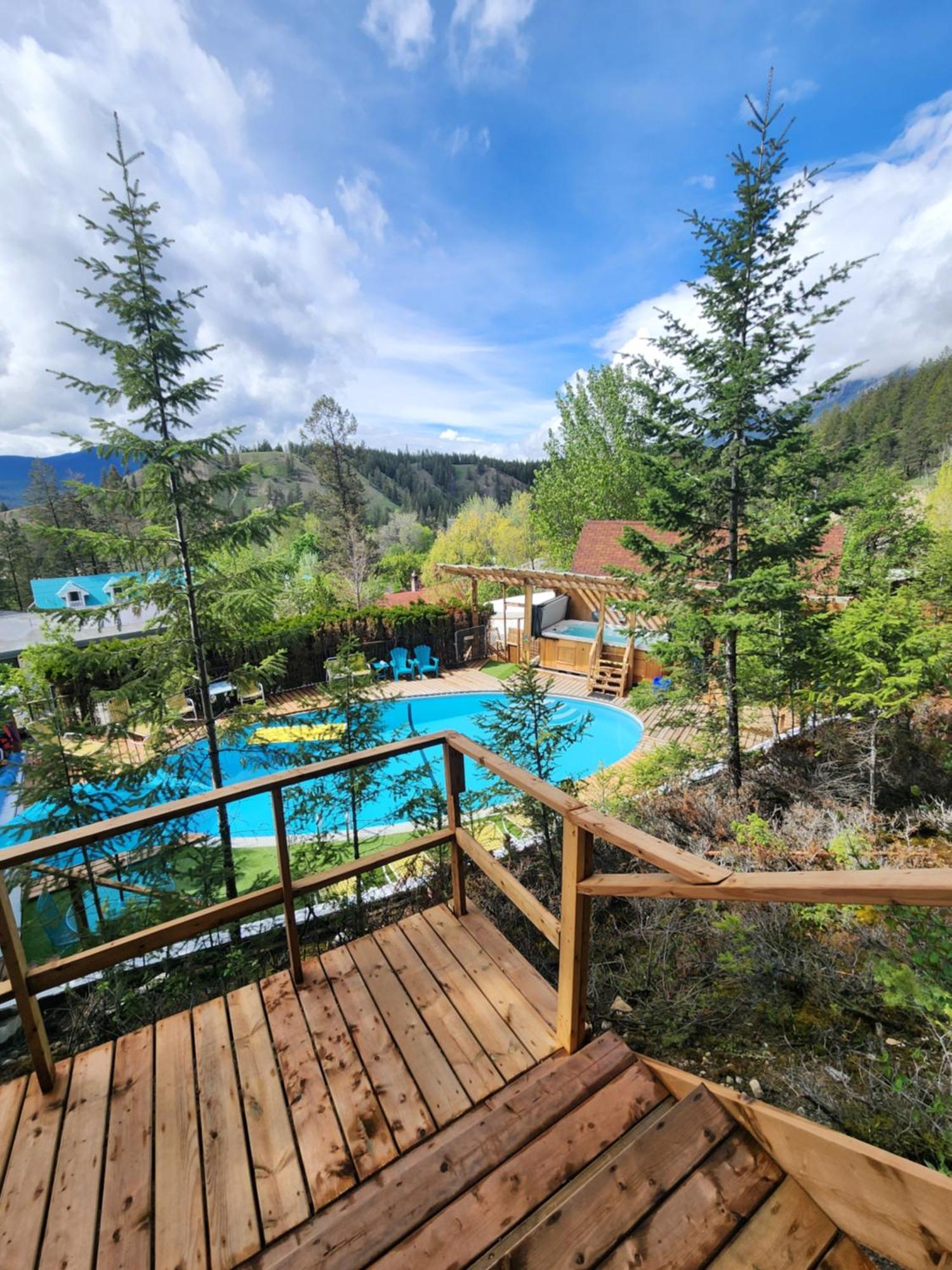 Motel Tyrol Radium Hot Springs Bagian luar foto