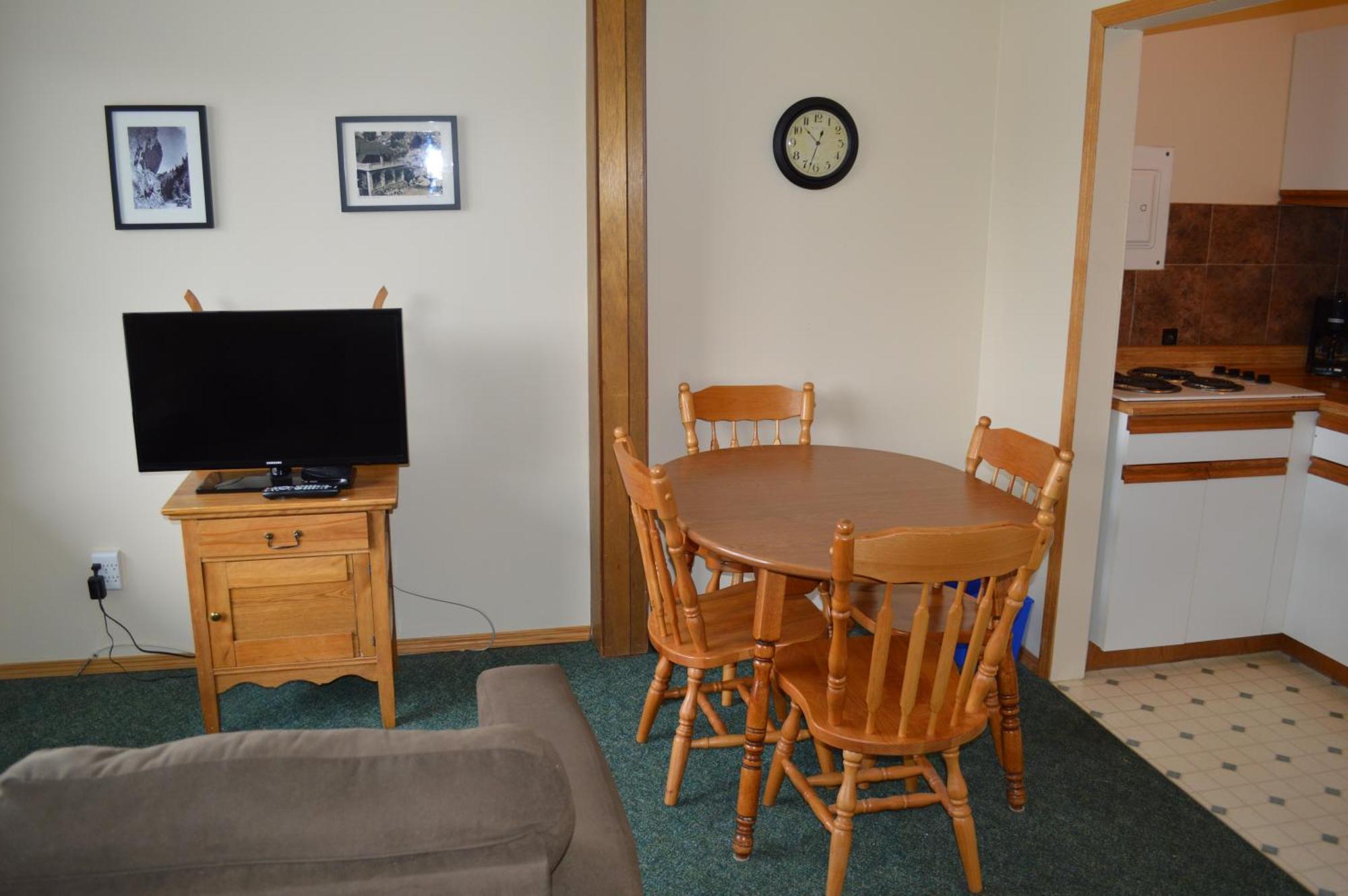 Motel Tyrol Radium Hot Springs Bagian luar foto