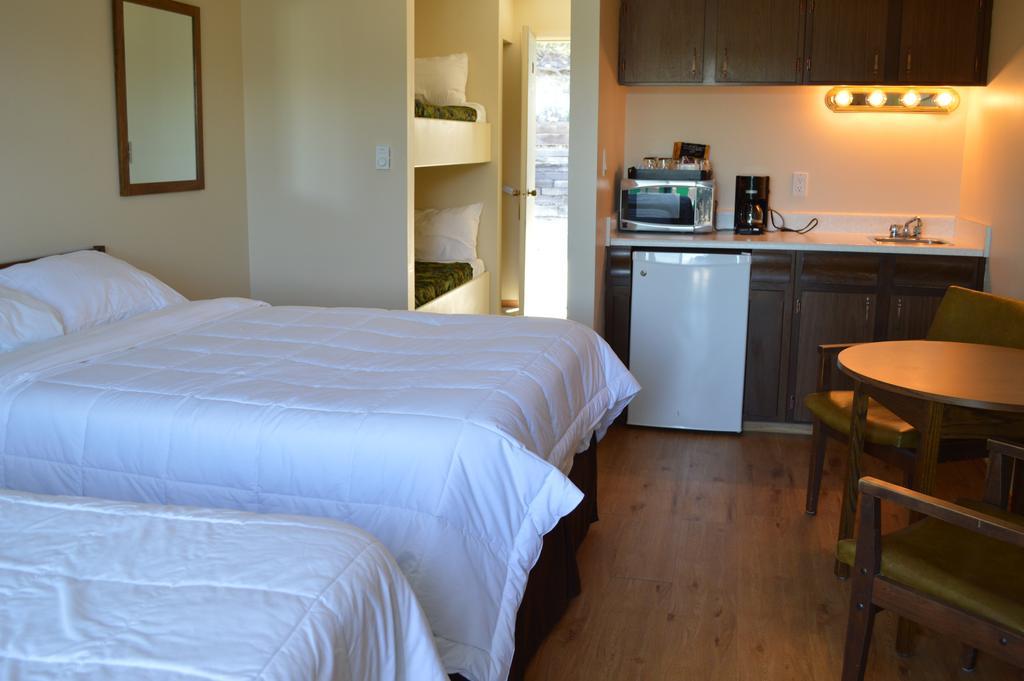 Motel Tyrol Radium Hot Springs Bagian luar foto
