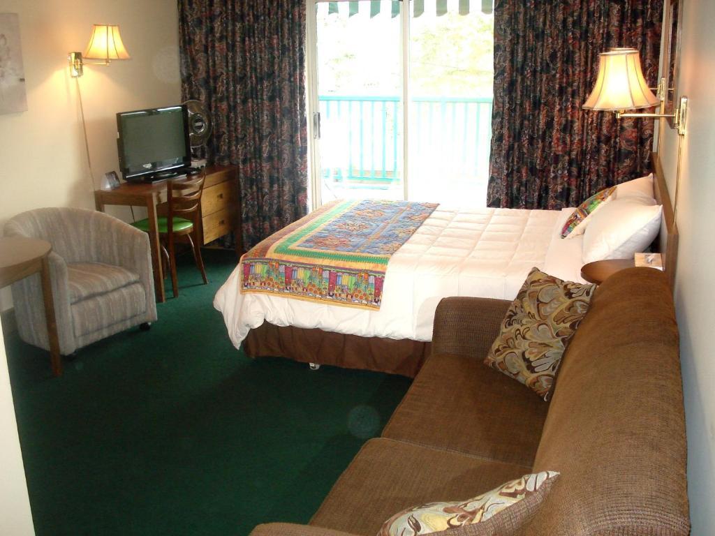 Motel Tyrol Radium Hot Springs Bagian luar foto