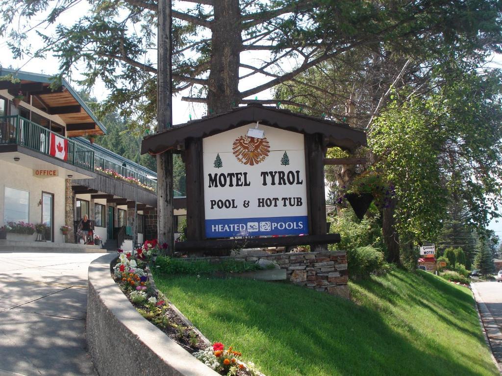 Motel Tyrol Radium Hot Springs Bagian luar foto